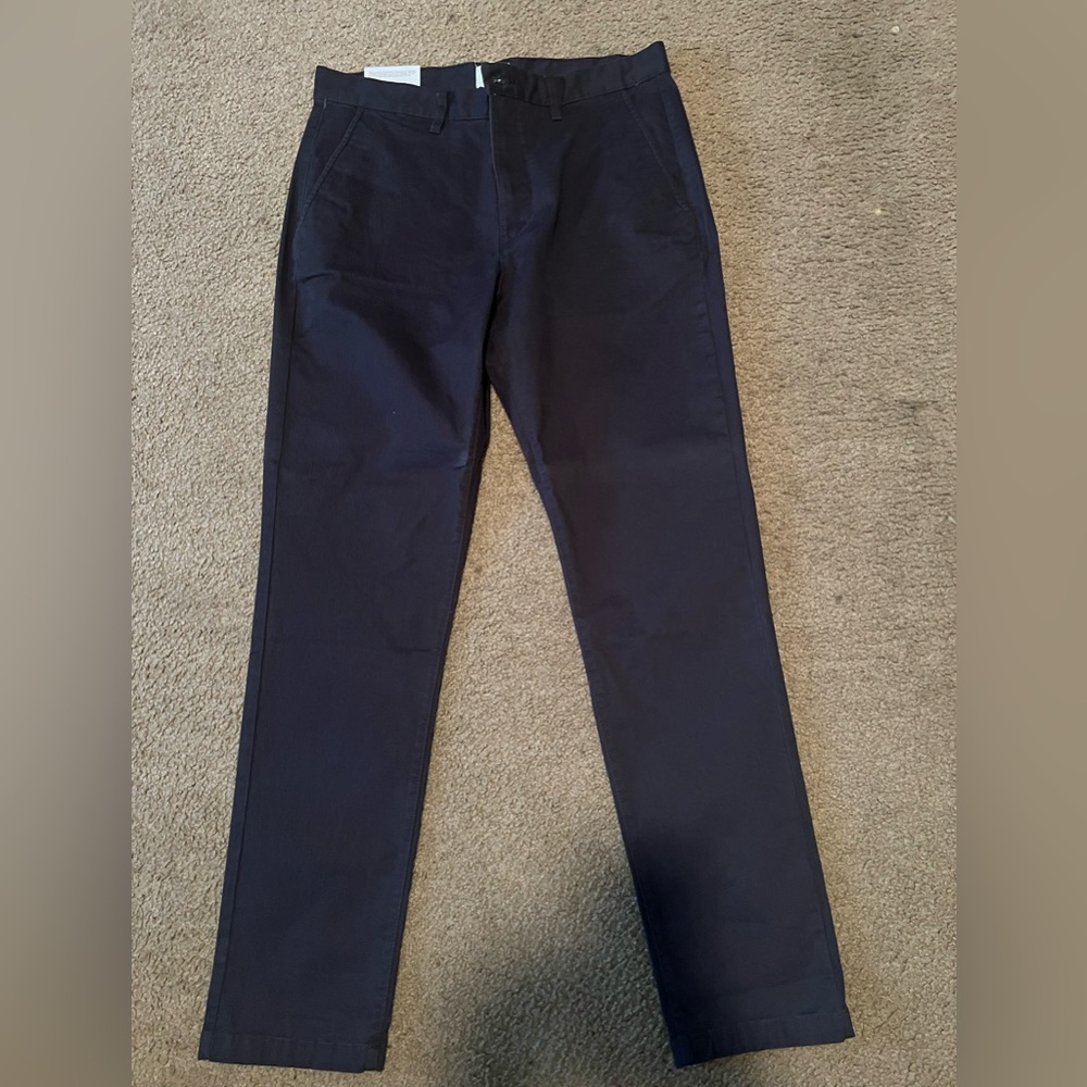 Up for Sale are a pair of skinny fit chino pants by H&M